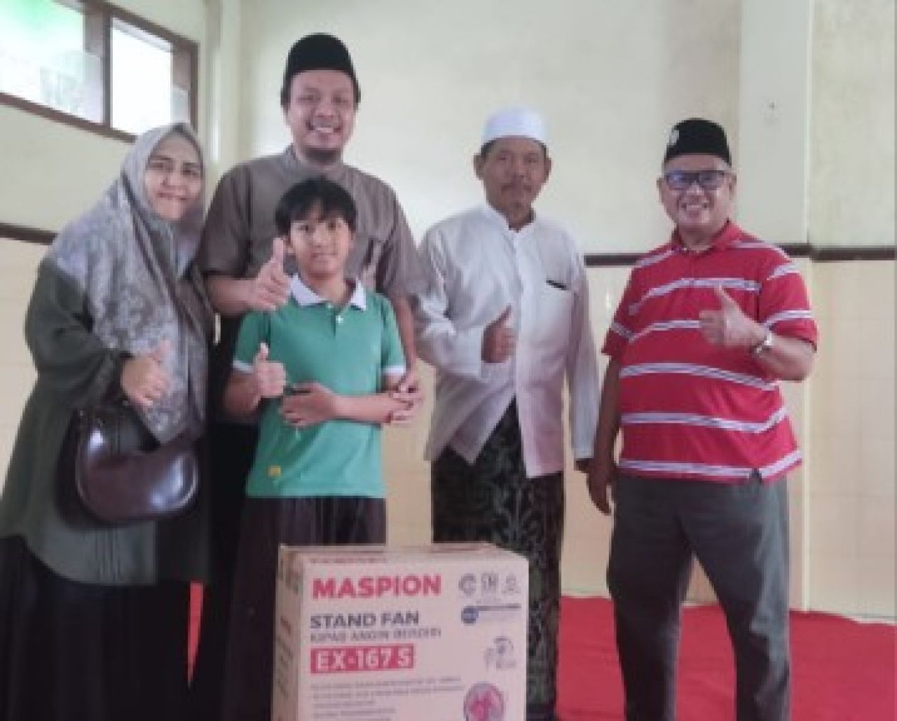 Beri Kesejukan, Travel Umroh Al Fakhri Donasikan Kipas Angin untuk Musholla DMI Kota Surabaya