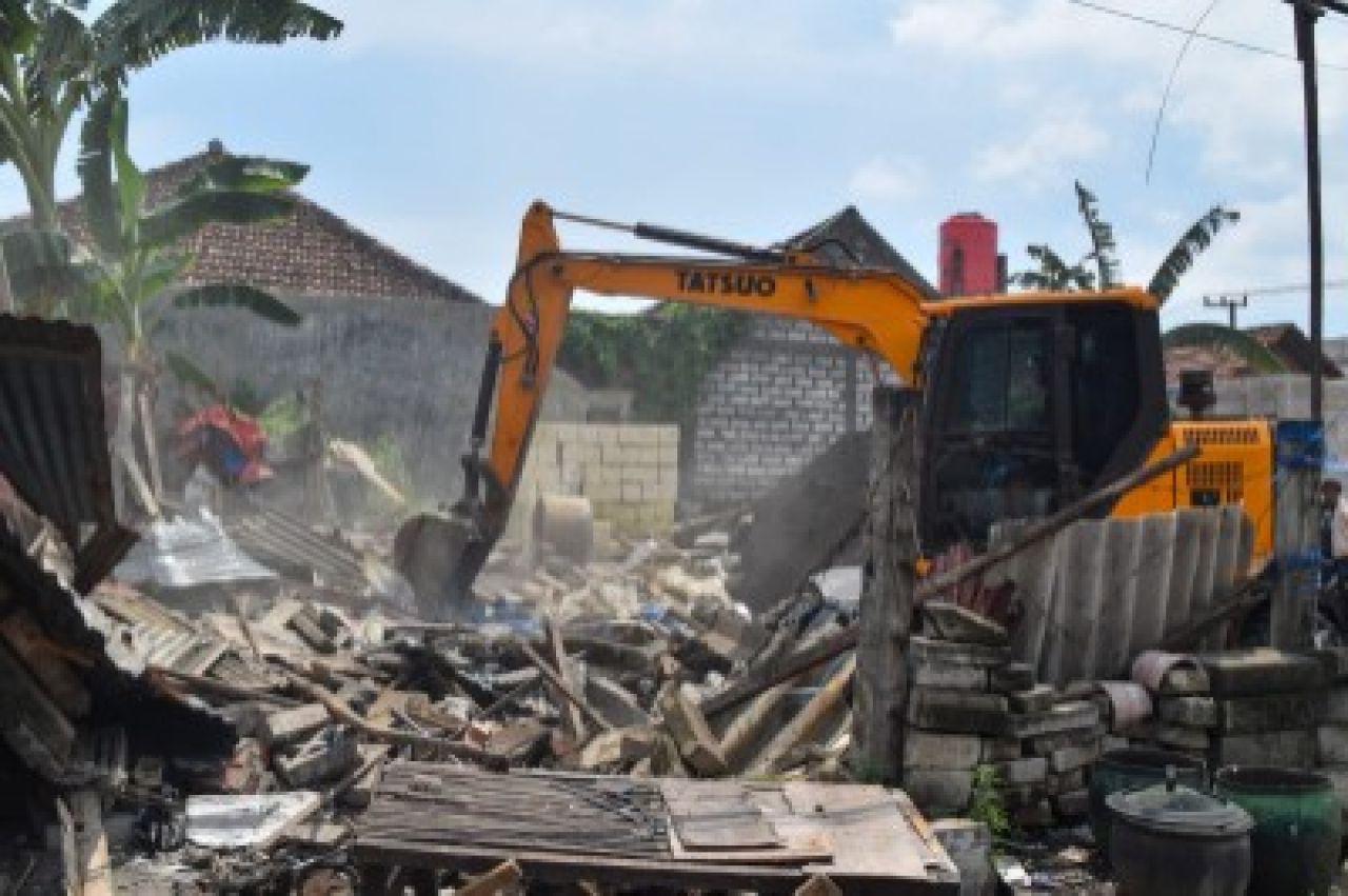 Pembongkaran bangunan liar di Tambak Wedi. (Kominfo Kota Surabaya)