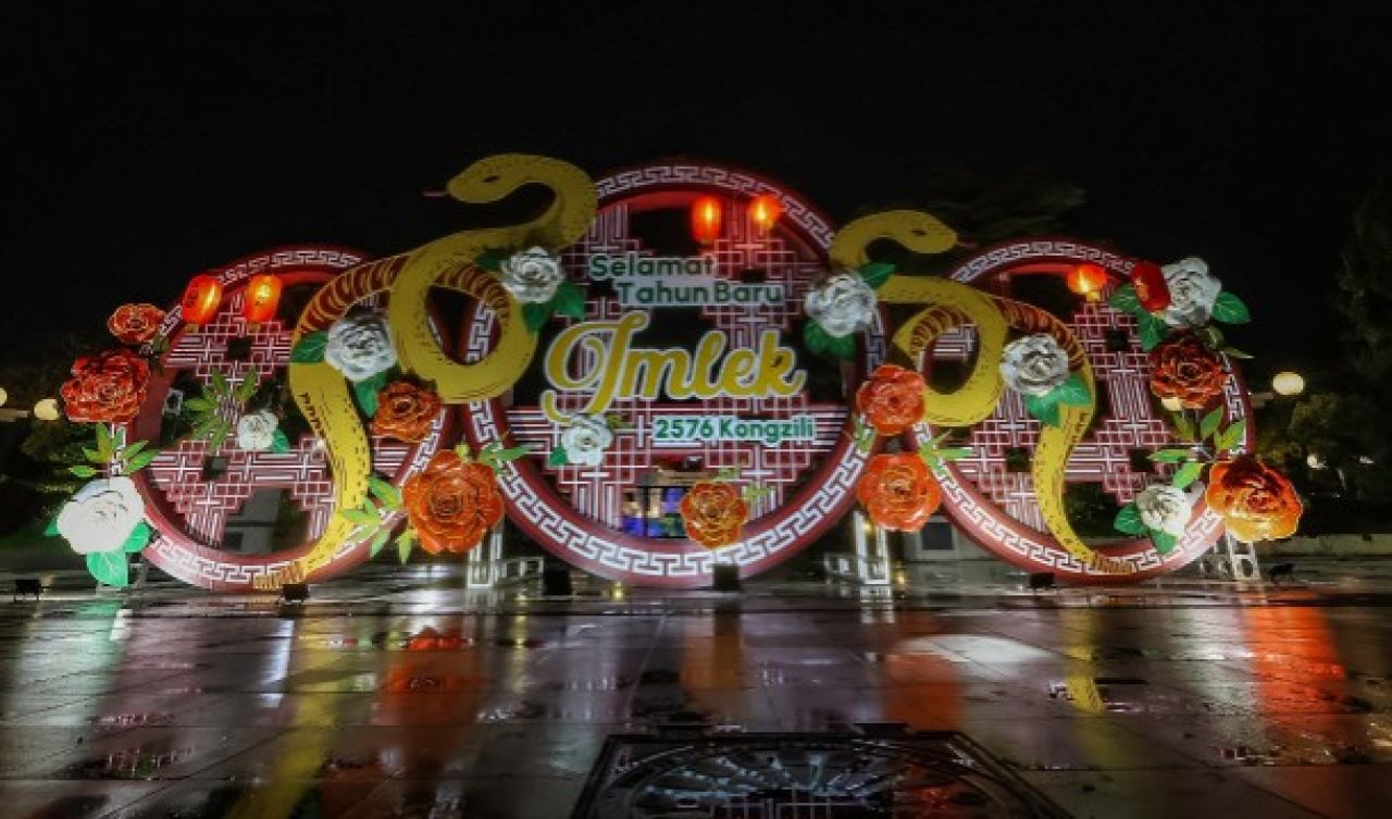Pemkot Surabaya Pasang Ornamen dan Dekorasi Bertemakan Tahun Ular Kayu