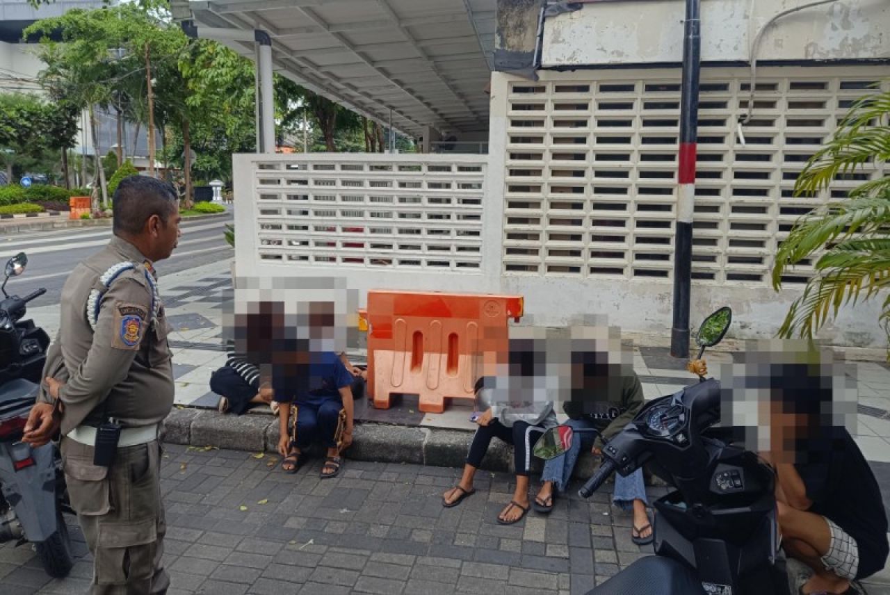 Satpol PP Kota Surabaya amankan remaja putri gegeran. (Kominfo Kota Surabaya)
