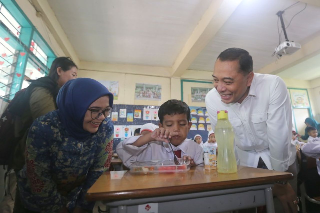 Wali Kota Eri Pantau Makan Bergizi Gratis Perdana di SD dan SMP Surabaya