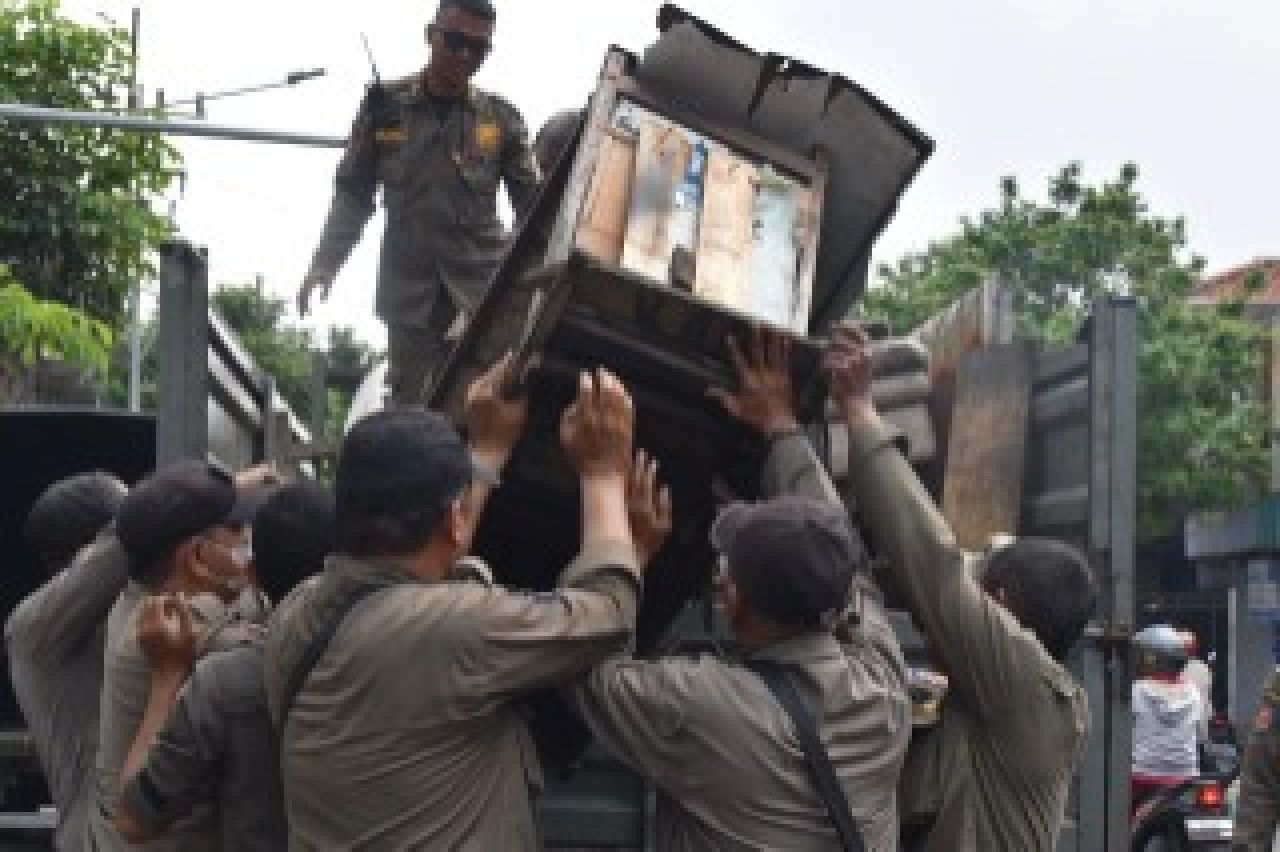 Peneetiban PKL oleh Satpol PP Kota Surabaya. (Kominfo Surabaya)