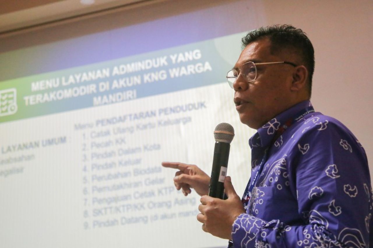 Kepala Dispendukcapil Kota Surabaya Eddy Christijanto. (Mar)