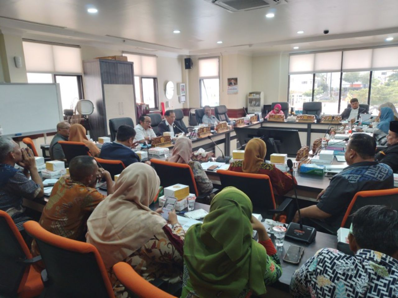 Suasana hearing di Komisi D DPRD Kota Surabaya, Jum'at (6/2/2025). (Amar)