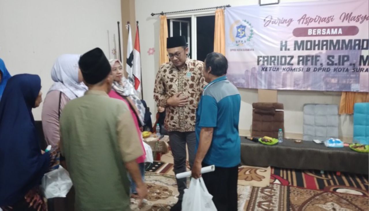 Afif, Ketua Komisi B DPRD Kota Surabaya masih melayani aspirasi warga setelah reses. (Amar)