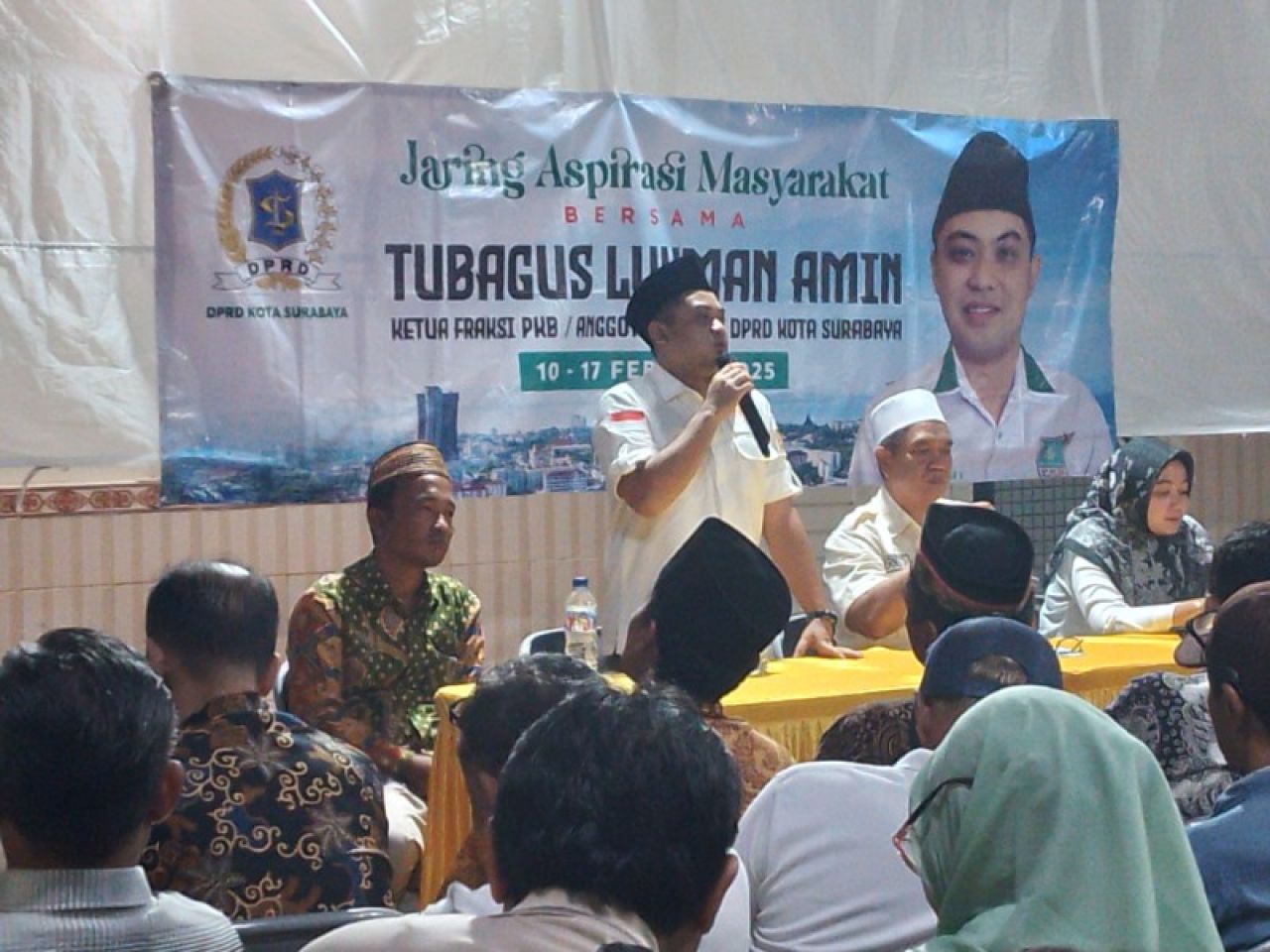 Ketua Fraksi PKB, Tubagus Lukman Amin, anggota DPRD Surabaya (berdiri). (Amar)