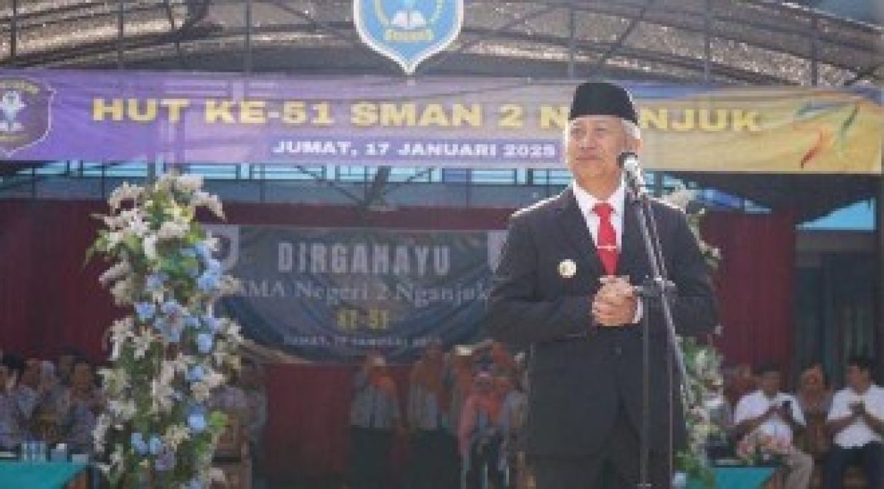 Pj Bupati Nganjuk saat menjadi Inspektur Upacara HUT Ke-51 SMADA