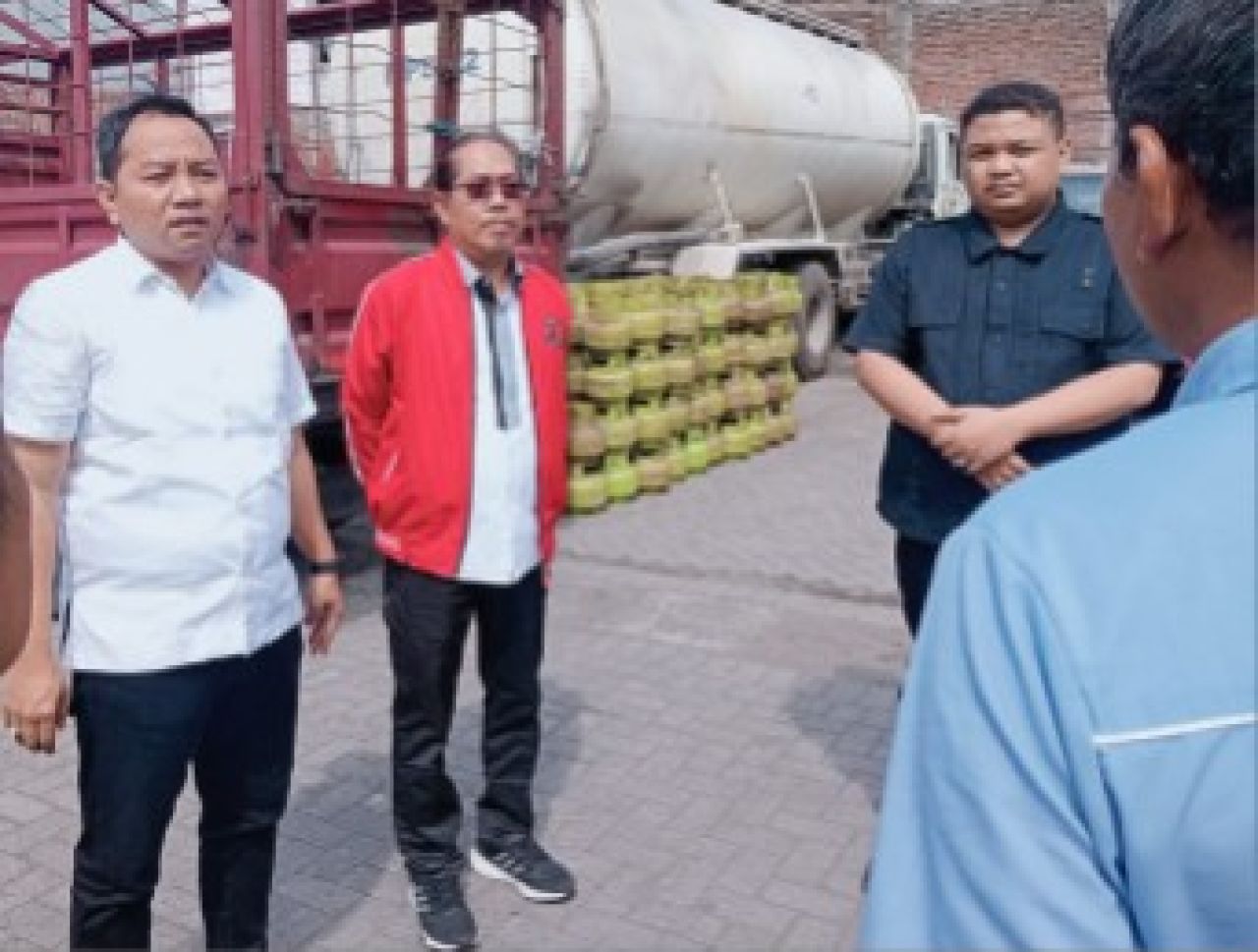 Ketua Fraksi PDI Perjuangan DPRD Kota Surabaya, Budi Leksono (jaket merah). (Tim)