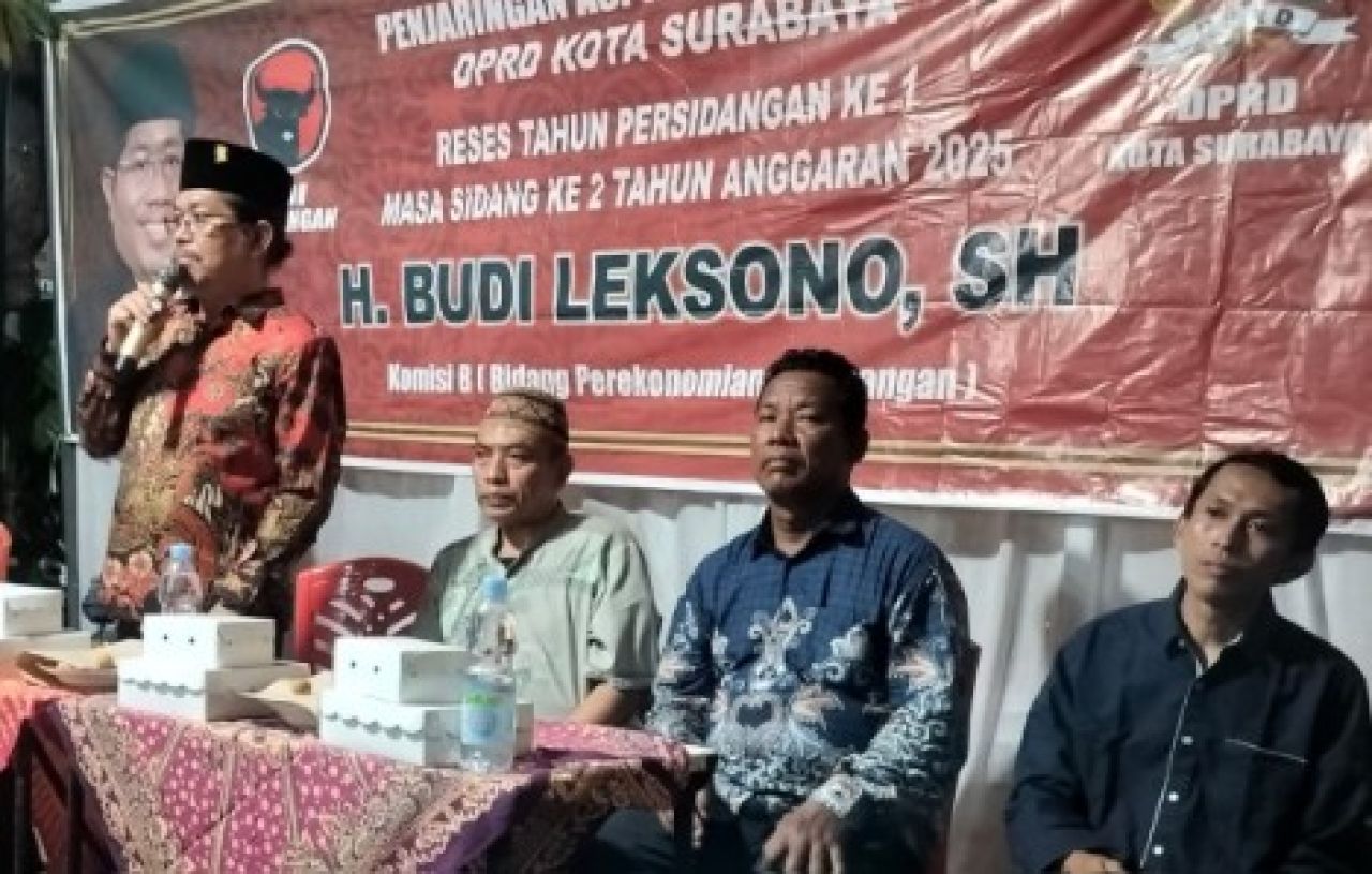 Anggota DPRD Kota Surabaya (berdiri) saat reses di Purwodadi, Surabaya. (Tim)