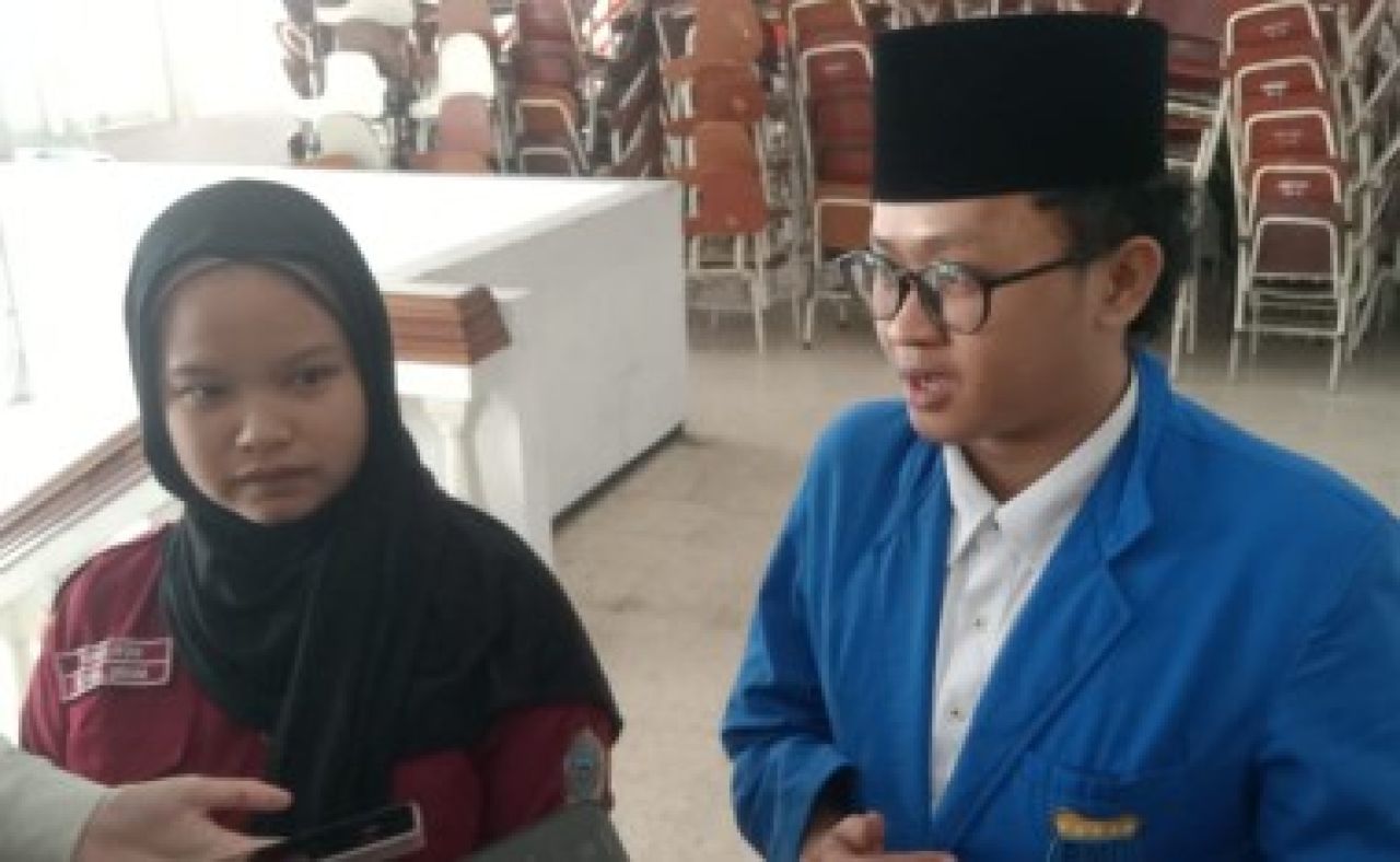 Noval Aqqimudin Ketua PK PMII Perjuangan Unitomo (kanan) dan Humayroh, Presiden BEM FH Unitomo. (Rudi A)
