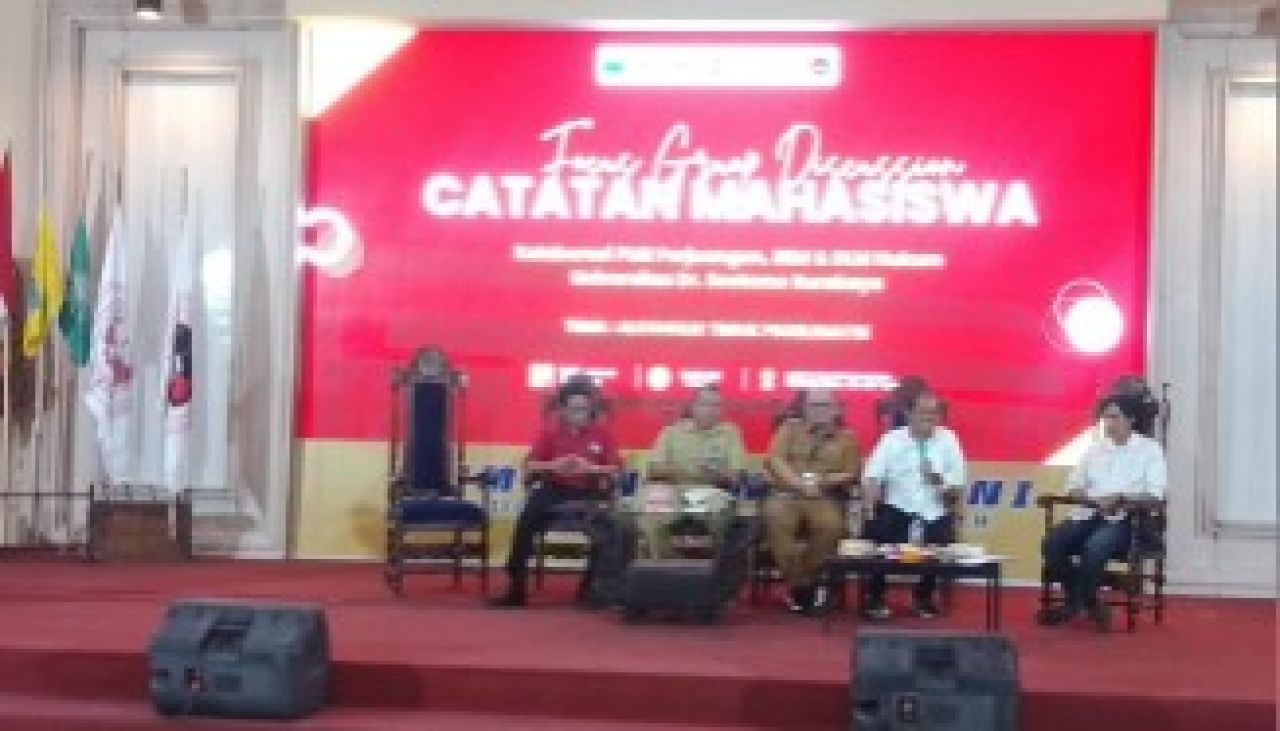 Budi Leksono (kedua dari kanan) saat diskusi di Unitomo Durabaya. (Aldi)