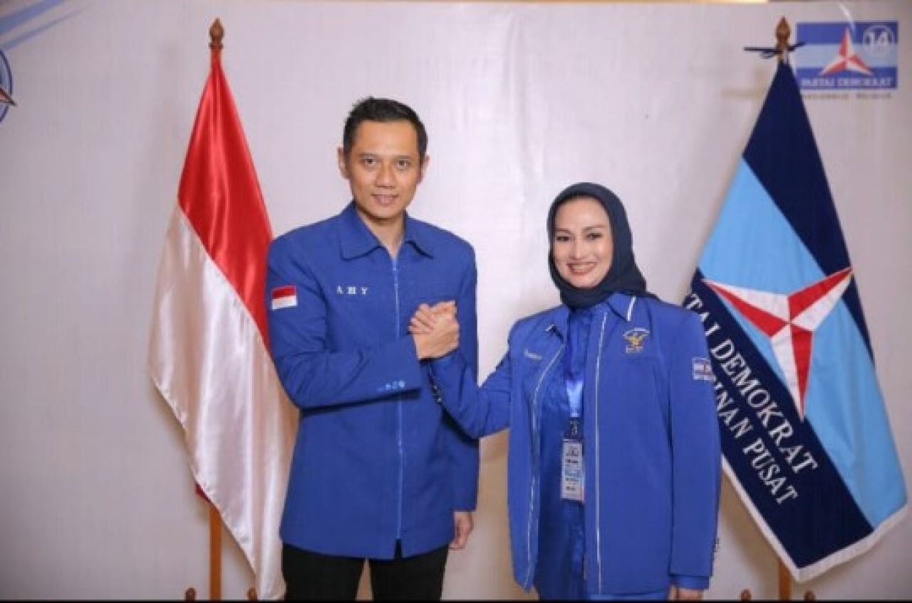 Lucy Kurniasari bersana Ketum Oartai Demokrat AHY. (Tim)