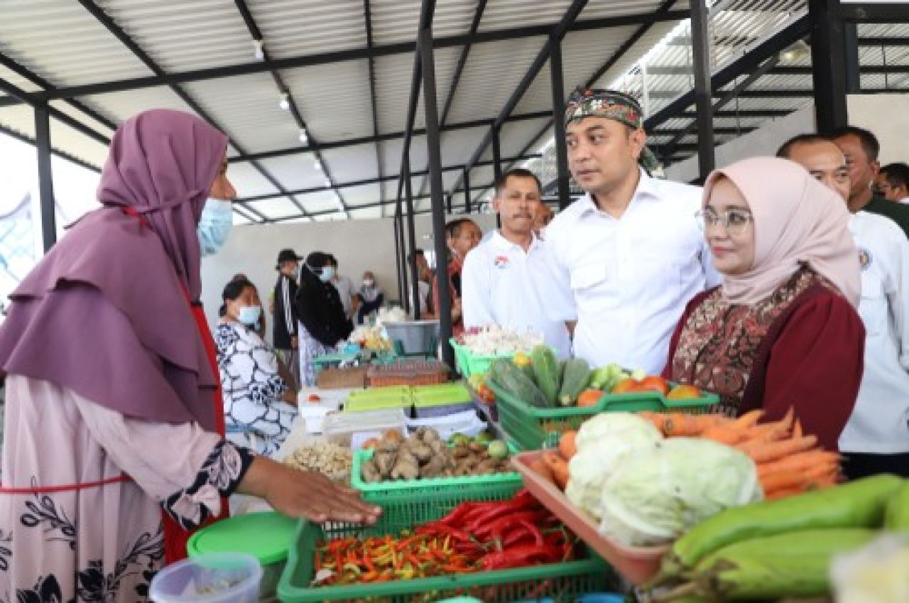 Walikota Eri Cahyadi saar pantau pasar. (Kominfo Surabaya)