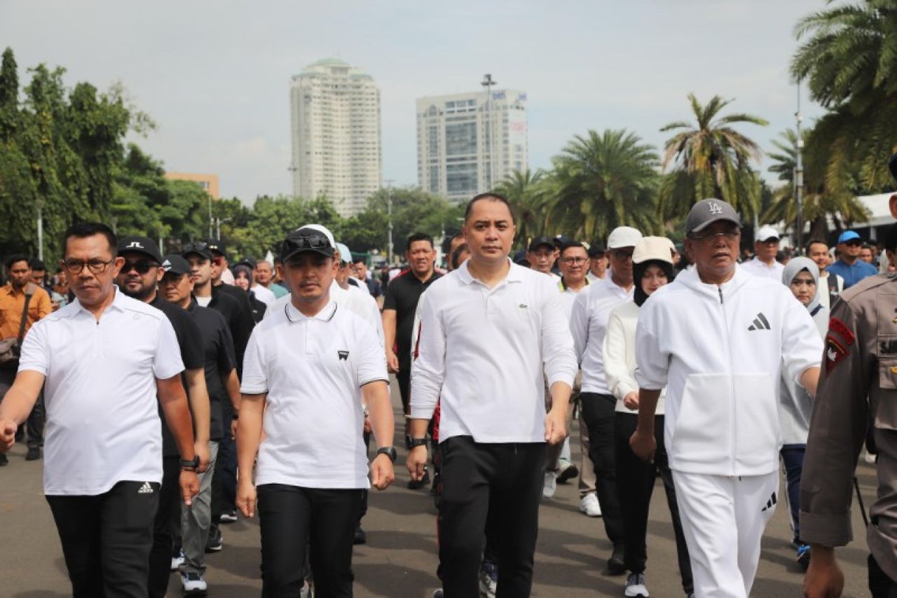 Eri Cahyadi (kedua dari kanan) saat persiapan pelantikan kepala daerah oleh Presiden Prabowo. (Kominfo Kota Surabaya)
