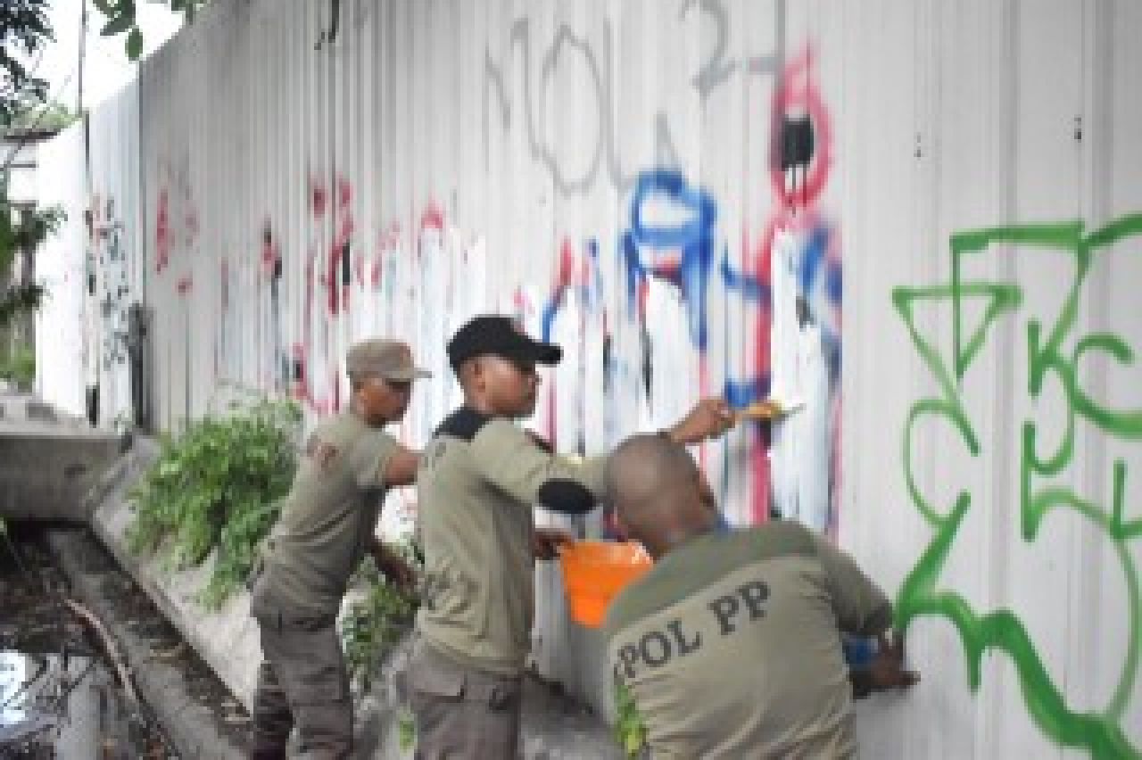 Satpol PP Kota Surabaya bersihkan vandalisme. (Kominfo Kota Surqbaya)