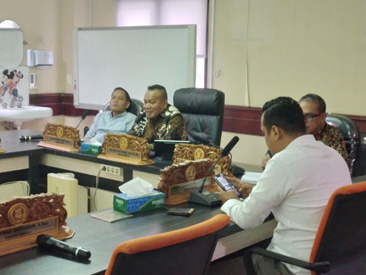 Yona Bagus Widyatmoko, Ketua Komisi A DPRD Kota Surabaya (tengah, baju batik) saat pimpin hearing. (Amar) (Tim)