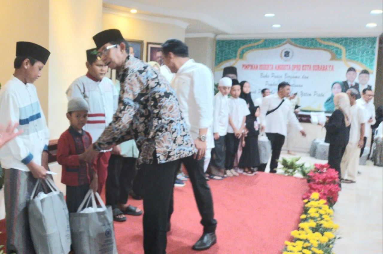 Ketua DPRD Kota Surabaya, Adi Sutarwijono saat memberikan santunan kepada anak yatim piatu. (Amar)