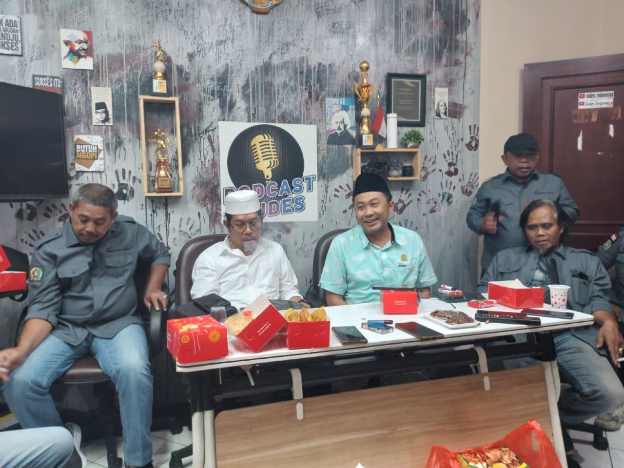 Katua Komisi BDPRD Kota Surabaya, M. faridz Afif ((duduk, kedua dari kanan) didampingi Maulana (duduk, oaling kanan) saat berkunjung ke pressroom Judes. (Amar)