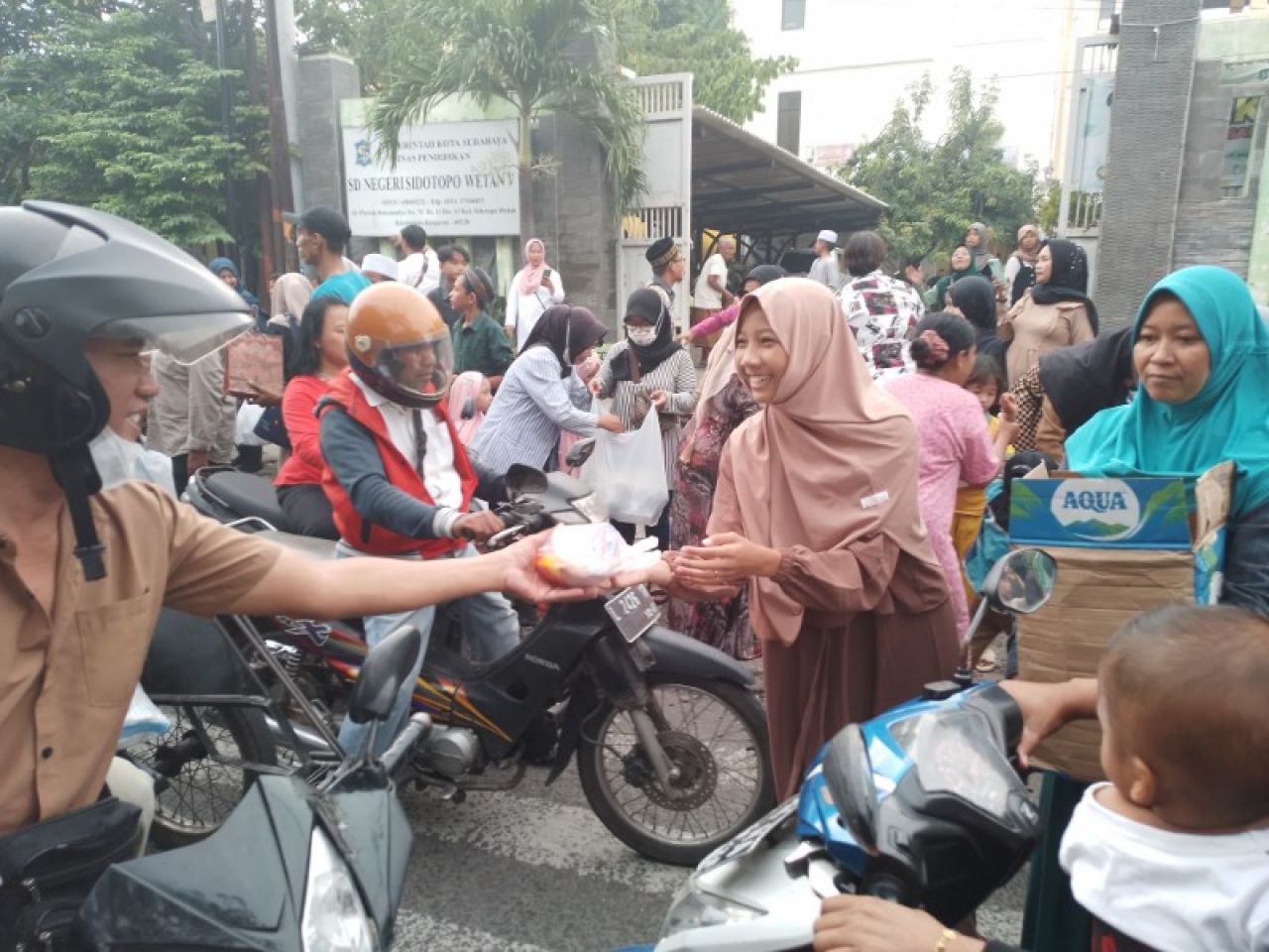 Waka Komite SDN Sidotopo Wetan 5 bersama para Guru dan siswa SDN Sidotopo Wetan V saat bagi takjil. (Amar)