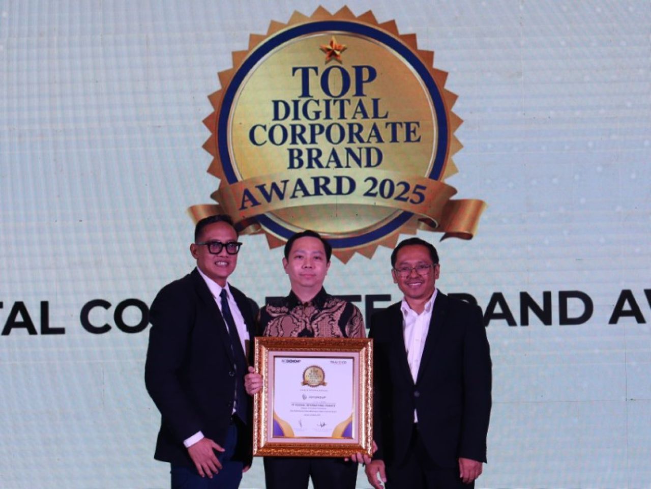FIFGROUP, terpilih sebagai Top Digital Corporate Brand Award 2025 Kategori Pembiayaan. Customer Relationship Management and Digital Division Head FIFGROUP, Joni Citradinata (tengah), hadir untuk menerima secara langsung penghargaan yang diberikan oleh Chi