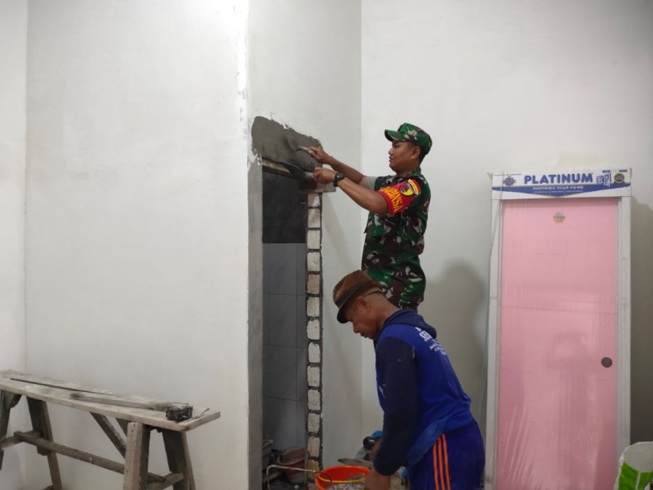 Babinsa Koramil 0817/06 Manyar Bersama Warga Laksanakan Karya Bhakti Pembangunan Rumah di Desa Peganden