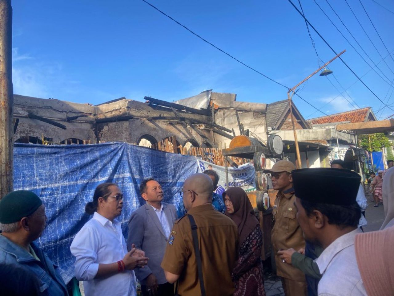 Budi Leksono (tengah baju putih berkaca mata) didampingi Abdul Malik saat meninjai langsung lokasi kebakaran. (Tim)