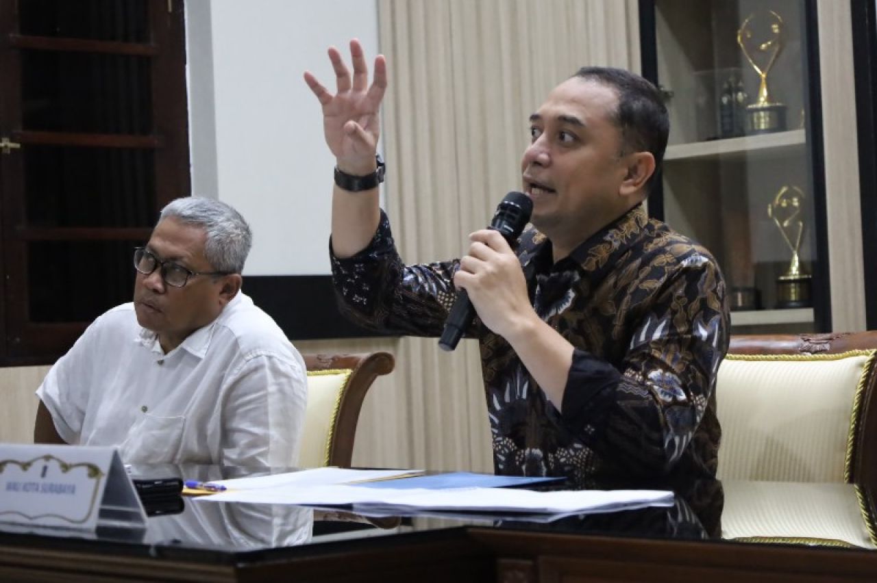 Walikota Eri (kanan) dalam sebuah kesempatan. (Kominfo Kota Surabaya)