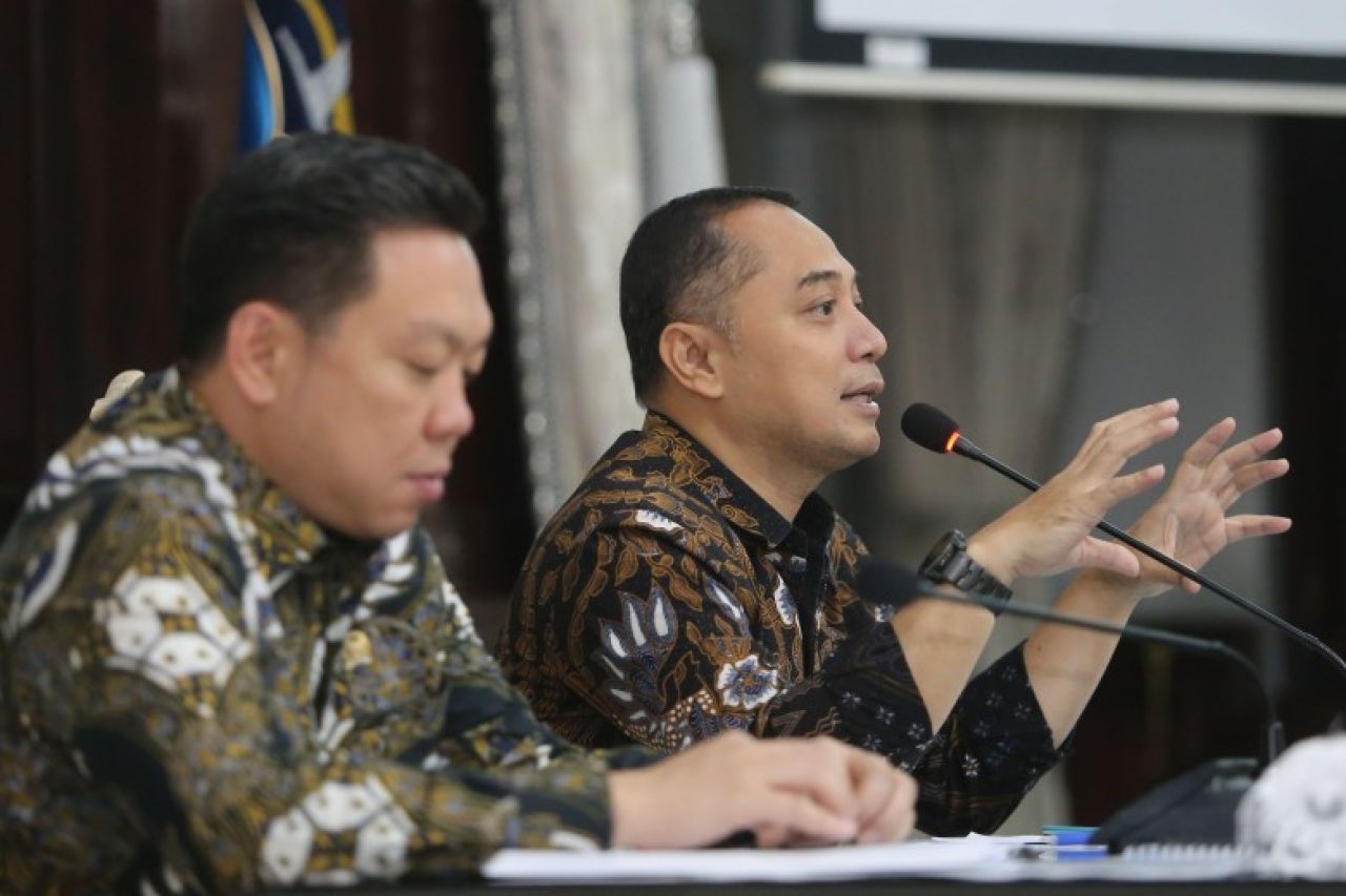 Wali Kota Surabaya Eri Cahyadi, menerima kunjungan kerja spesifik (kunker spesifik) Bidang Ketenagakerjaan Komisi IX Dewan Perwakilan Rakyat Republik Indonesia (DPR RI) di ruang sidang wali kota, Kamis (13/3/2025). (Kominfo Surabaya)
