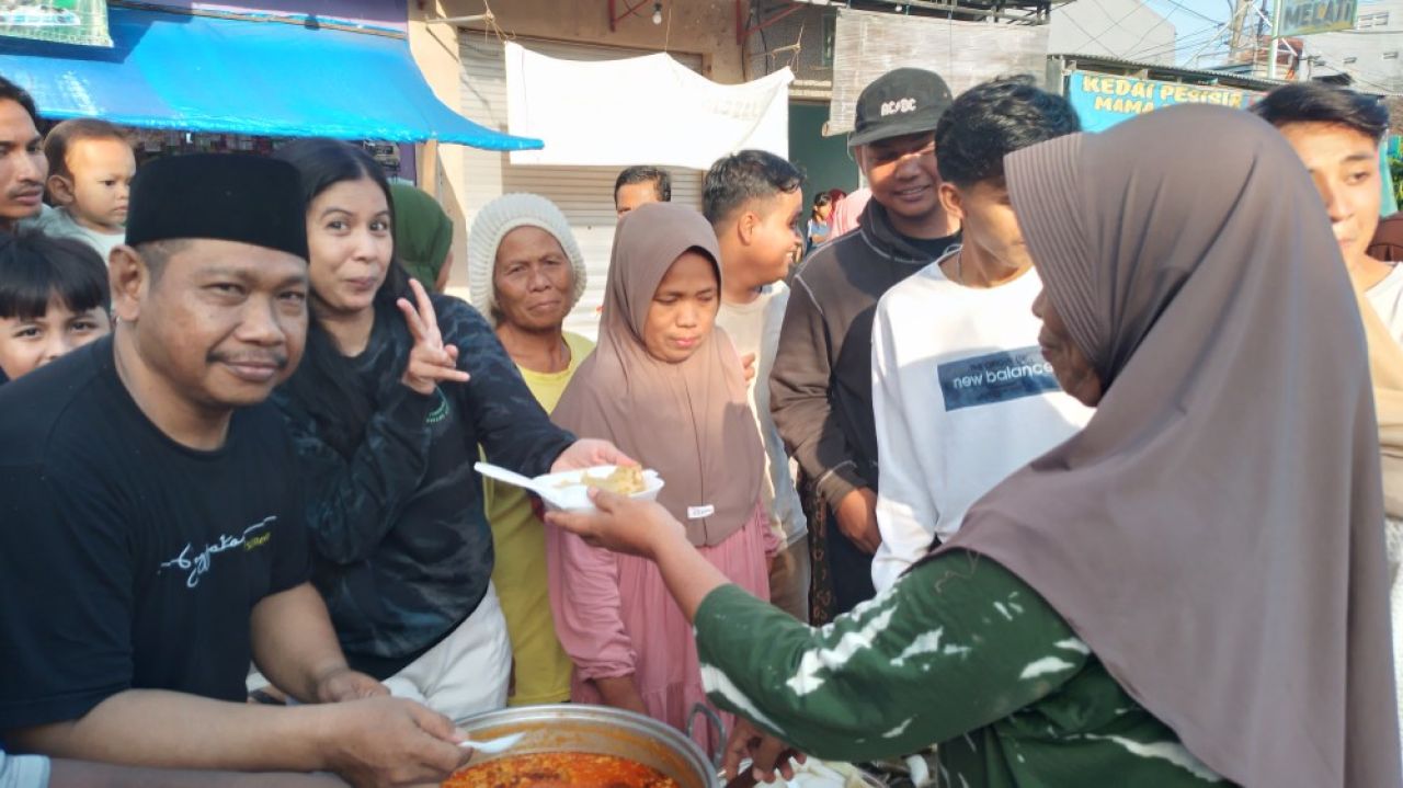 Tradisi Makan Ketupat gratis si Sukolilo Baru Surabaya. (Amar)