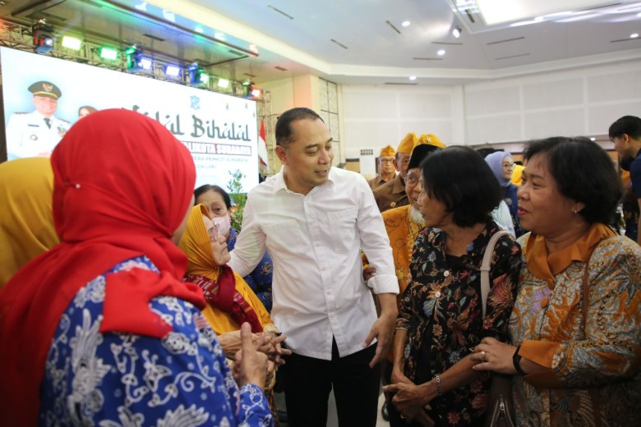 Walikota Eri Cahyadi dalam halal bi halal dengan Purna Praja Sejahtera. (Kominfo Surabaya)