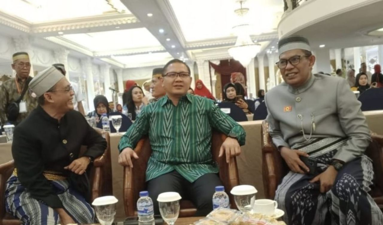 Ketua Badan Pengurus Wilayah (BPW) Kerukunan Keluarga Sulawesi Selatan (KKSS) Provinsi Jawa Timur, Ir. H. Muslim Hamzah (kiri) dalam sebuah acara. (Tim)