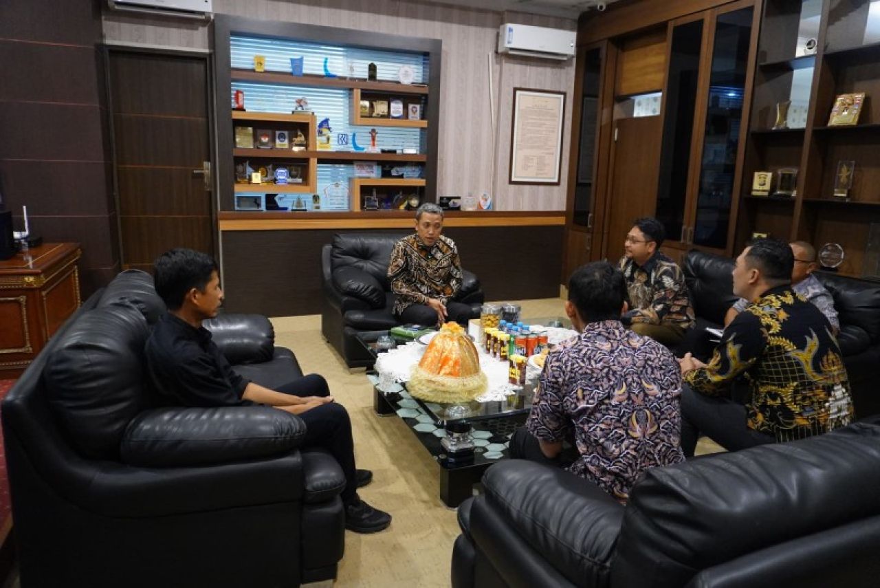 Bupati Jeneponto, H. Paris Yasir, menerima kunjungan silaturahmi dan audiens dari manajemen PLN Nusantara Power Unit Pembangkitan (UP) Punagayya. (Tim)