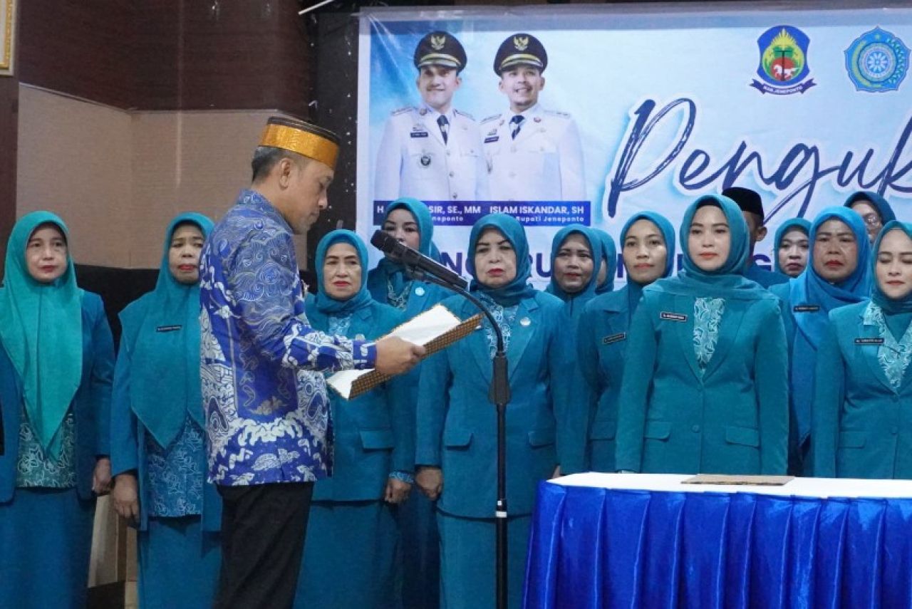 Pemerintah Kabupaten Jeneponto resmi mengukuhkan Pengurus Tim Penggerak PKK dan Pengurus Dewan Kerajinan Nasional Daerah (Dekranasda) Kabupaten Jeneponto masa bhakti 2025–2030. (Mar)