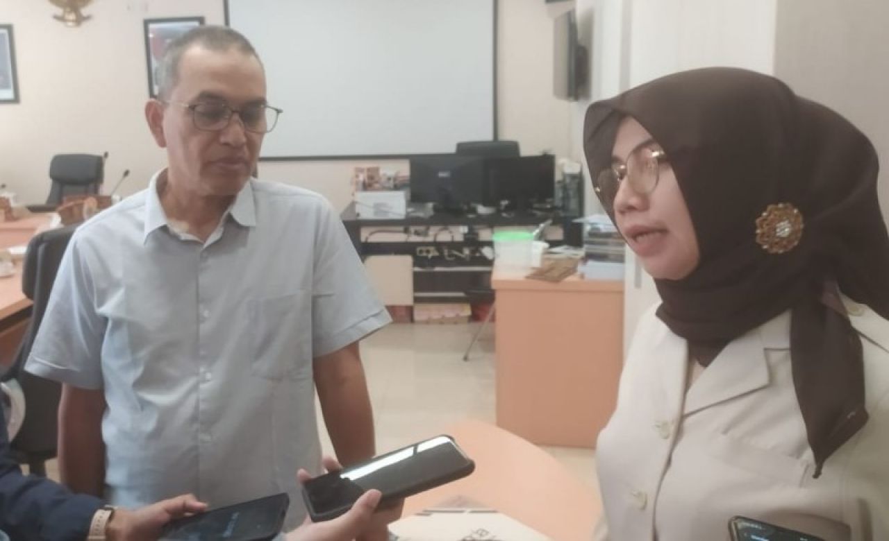 Wakil Ketua Komisi B DPRD Kota Surabaya, M. Machmud bersama Kabid PBB dan BPHTB. (Tim)