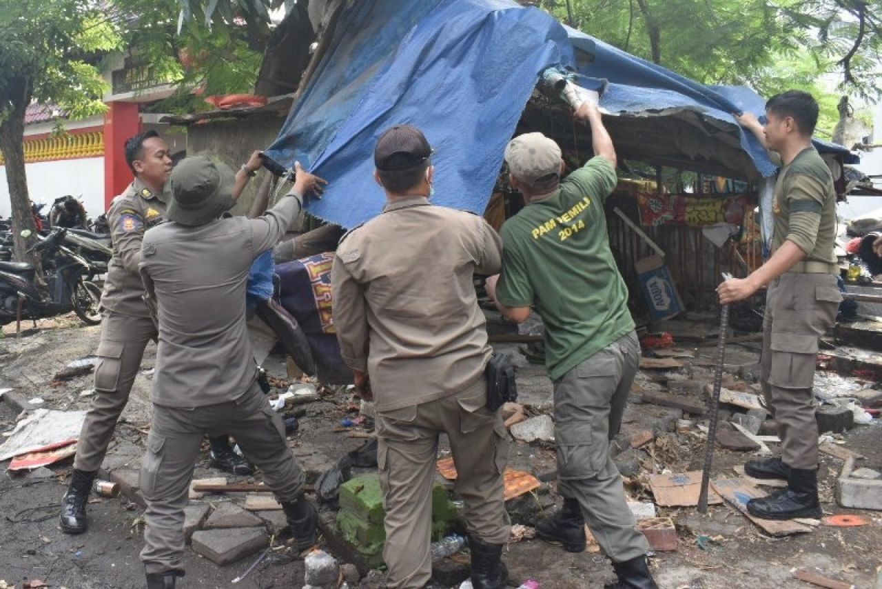 Satpol PP Tertibkan PKL Liar di Mbah Ratu, Surabaya. (Kominfo Surabaya)