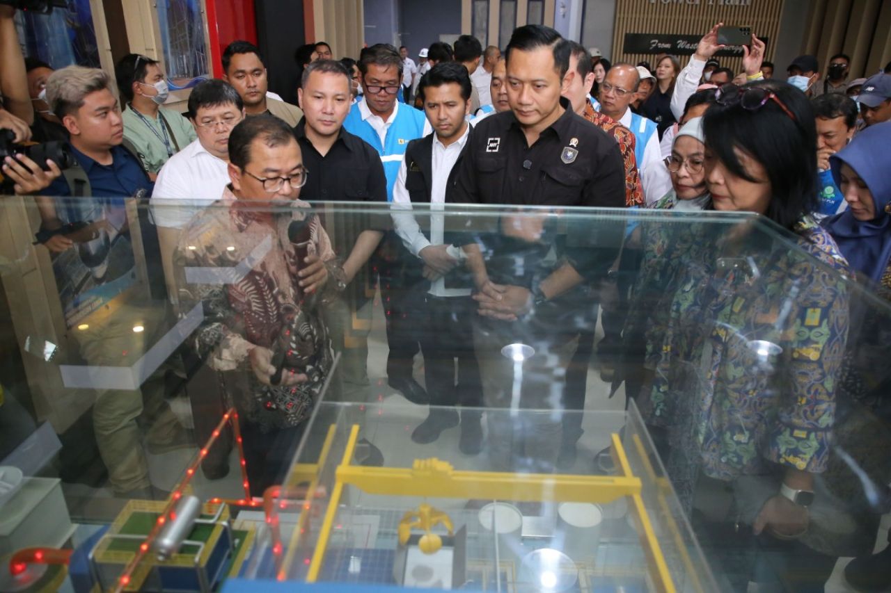Menteri Koordinator Bidang Infrastruktur dan Pembangunan Kewilayahan (Menko Infra), Agus Harimurti Yudhoyono (AHY), mengapresiasi keberhasilan Kota Surabaya dalam mengelola sampah melalui teknologi Pengolahan Sampah menjadi Energi Listrik (PSEL). (Kominfo