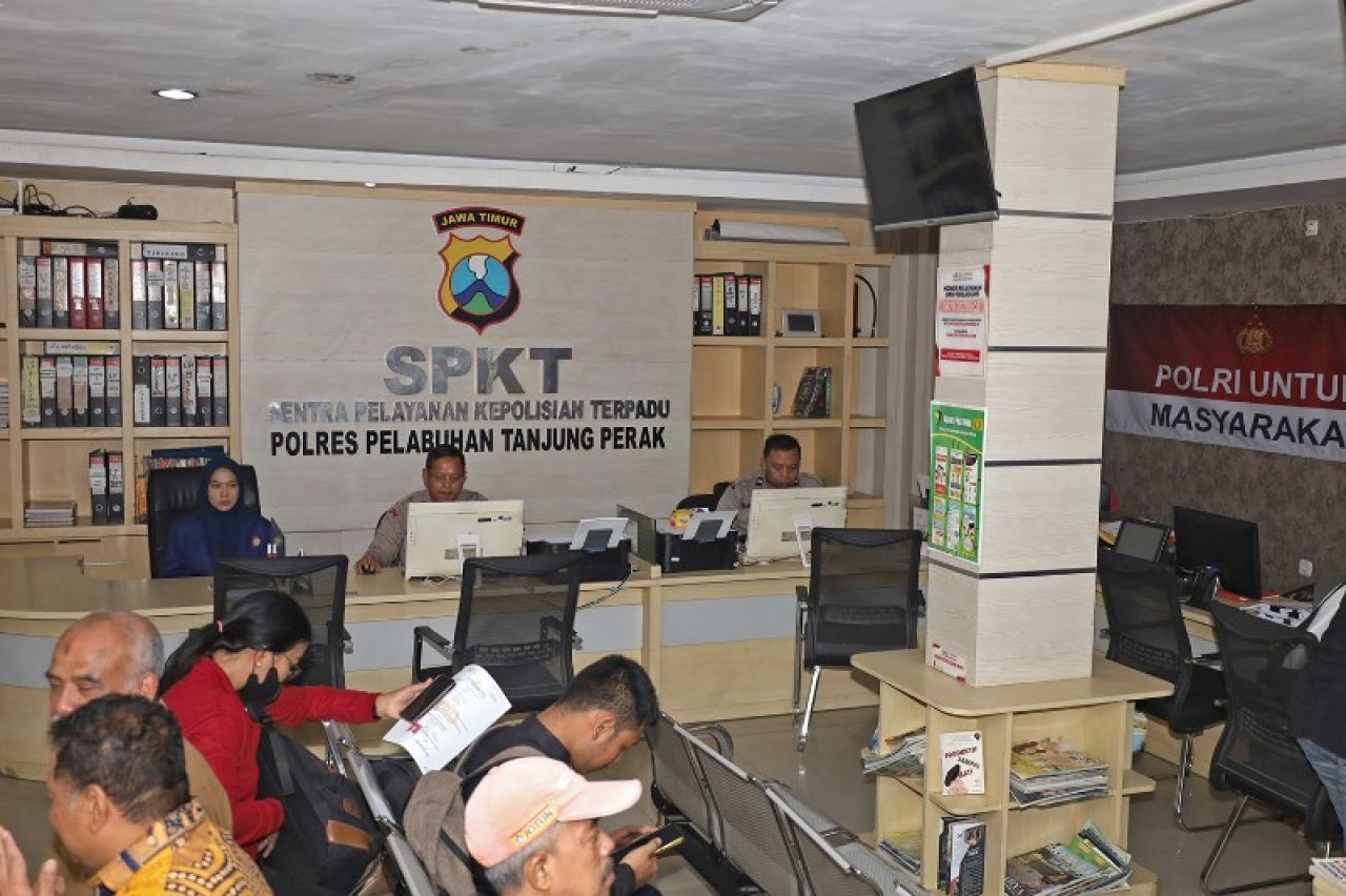 Laporan penahanan ijazah ke Polres Pelabuhan Tanjung Perak. (Kominfo Surabaya)