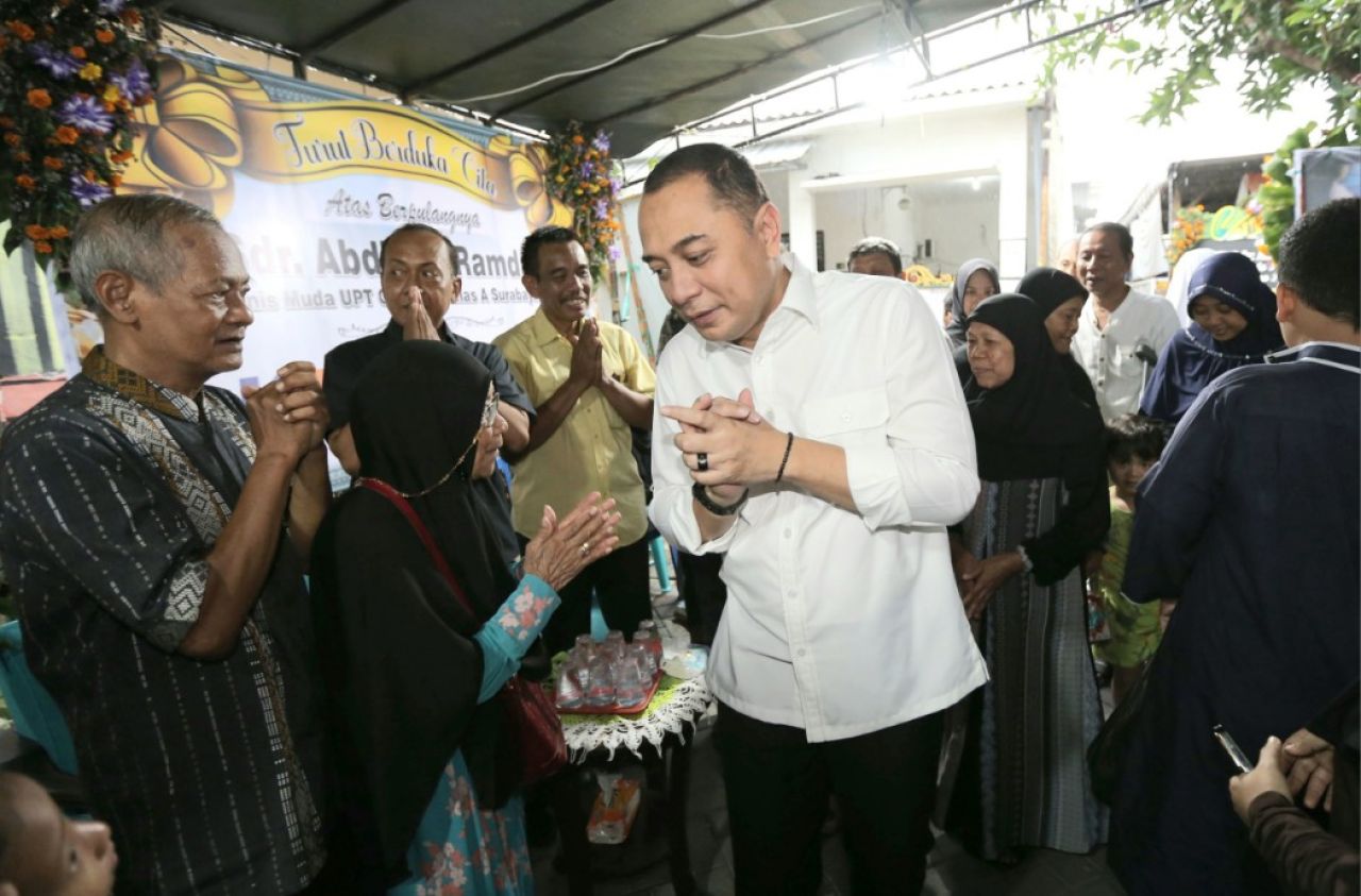 Walikota Eri Cahyadi takziah ke kediaman korban kecelakaan kereta api dengan truk bermuatan kayu. (KominfoSurabaya)