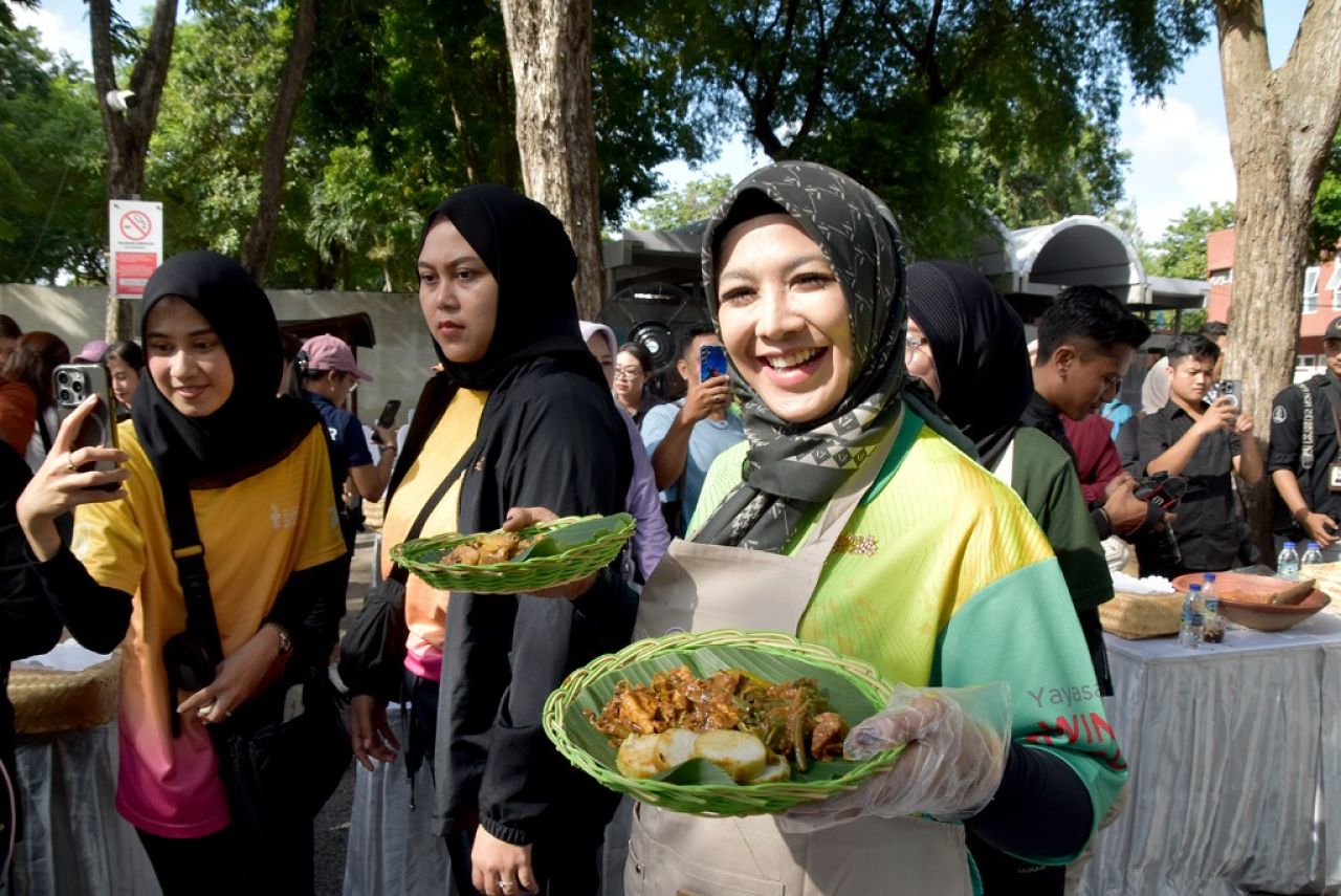 Istri Krpala Daerah asyik nguleg rujak cingur. (Komonfo Surabaya)