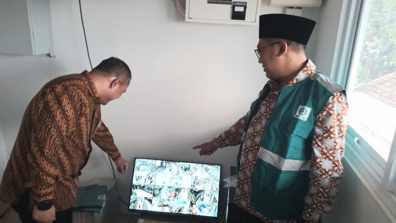 Ketua Komisi B DPRD Kota Surabaya, M. Faridz Afif (kanan berkopyah) didampingi Dirut PD Pasar Surya, Agus Priyo (kiri) di ruang kontrol CCTV Pasar Kembang. (Amar)