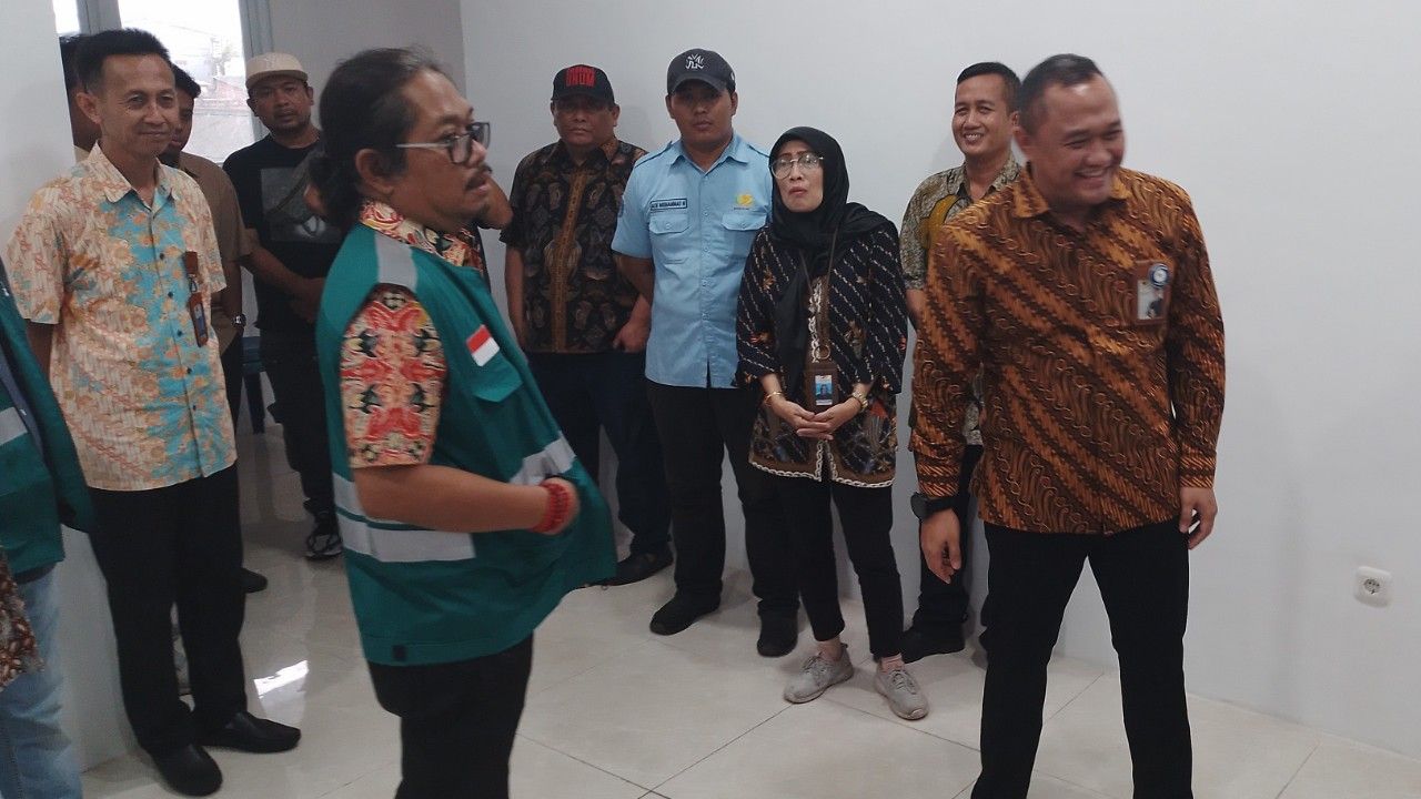 Budi Leksono (kiri, pakai rompi K3) saat memberi masukan kepada Dirut PD Pasar Surya, Agus Priyo (kanan). (Amar)