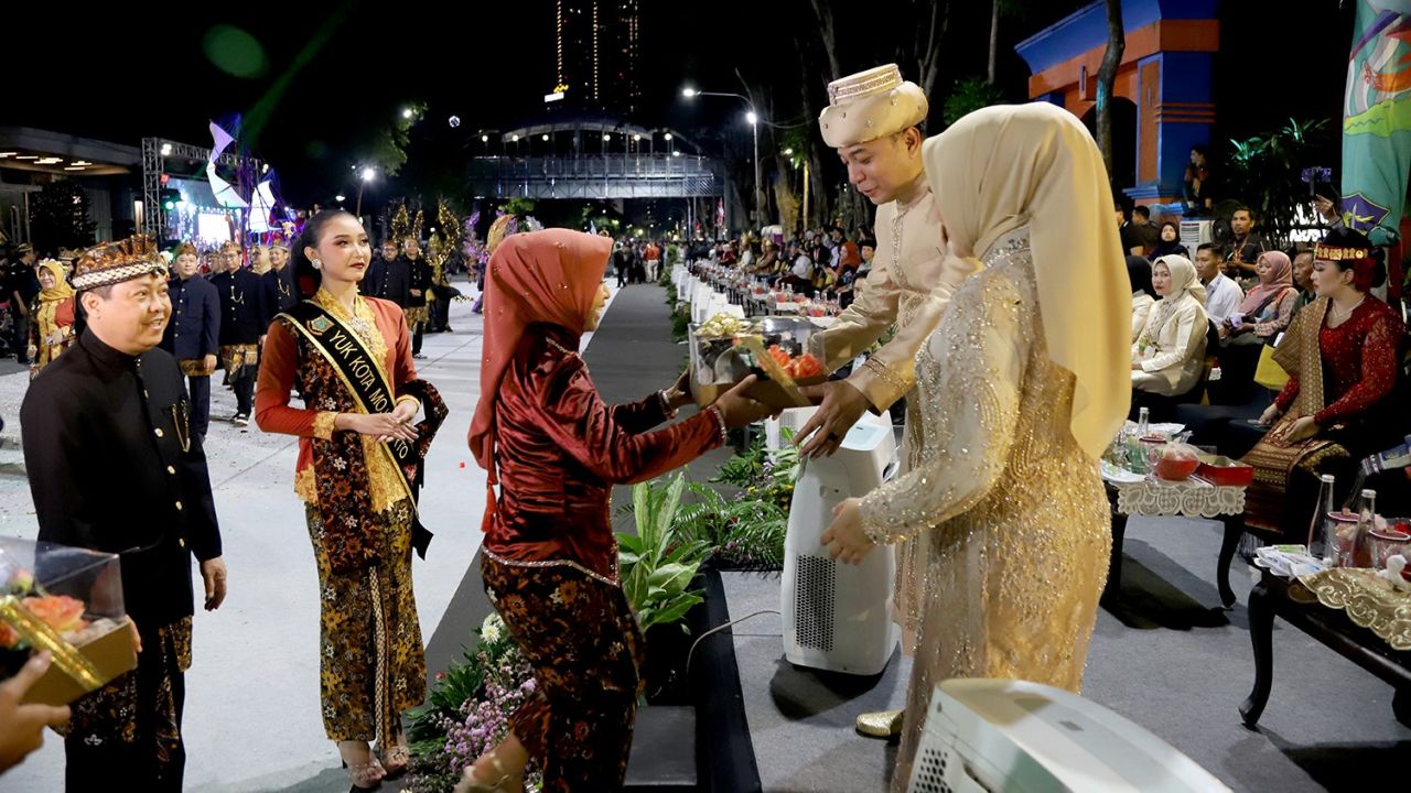 Walikota se-Indonesia pakai baju adat dalam Karnaval Budaya Kota Surabaya. (Kominfo Surabaya)