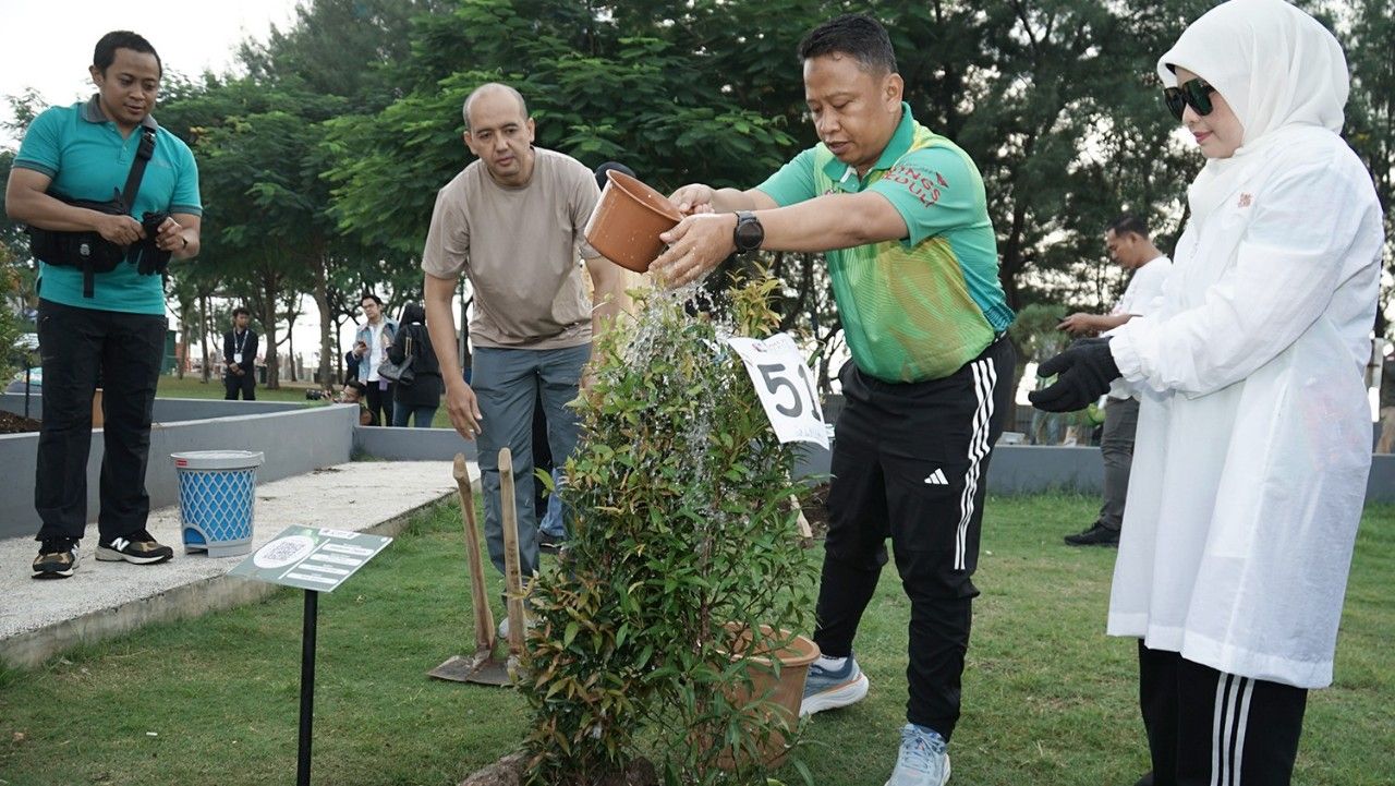 Peduli Terhadap Lingkungan, Anggota APEKSI Tanam 98 Pohon di Taman Suroboyo