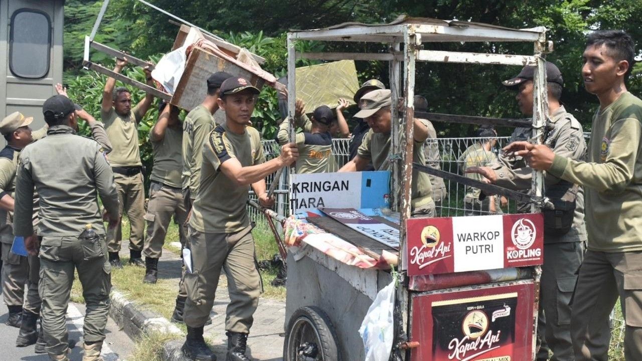 Kembalikan Fungsi Fasum, Pemkot Surabaya Gencar Tertibkan PKL dan Bangunan Liar