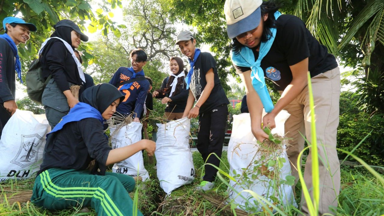 Bersih-bersih sungai Kalimas (Kominfo Surabaya)