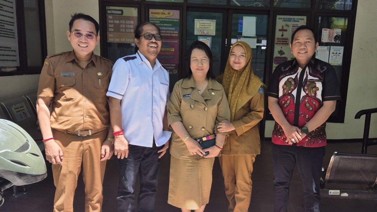 Abdul Malik (kanan, baju batik), anggota Komisi D DPRD Kota Surabaya. (Tim)