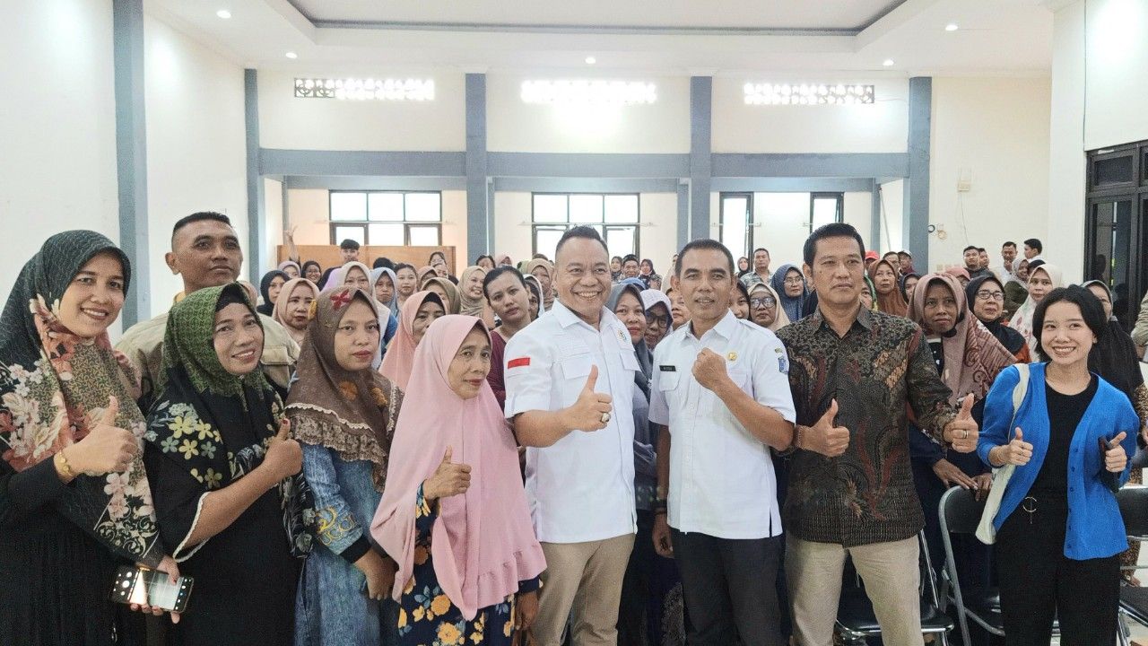 Yona Bagus Widyatmoko (kelima dari kiri) bersama Lurah Made dan ratusan warga setempat. (Tim) bersama