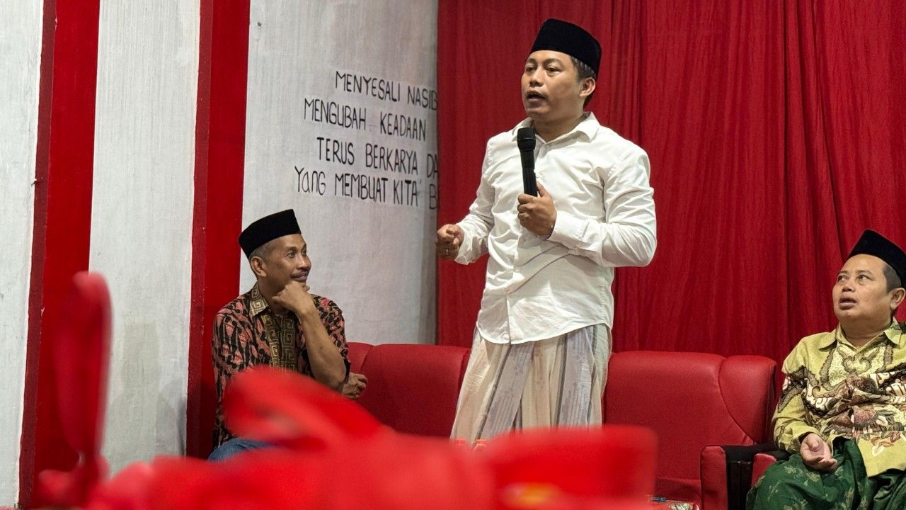 Abdul Ghoni (berdiri, tengah) sedang mengedukasi para lansia di Kelurahan Kenjeran. (Amar)