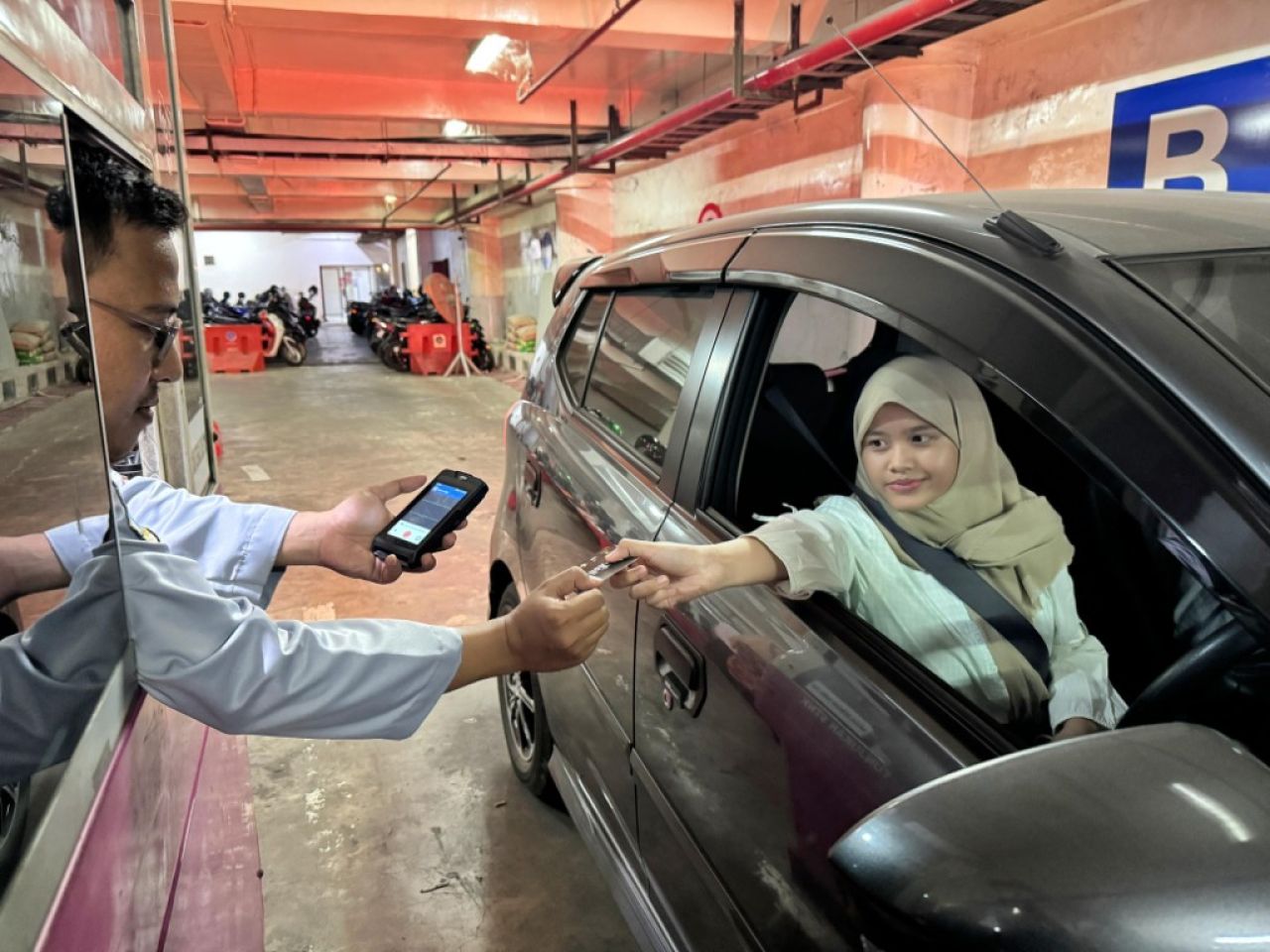 Kado Spesial HJKS: Parkir di Surabaya Hanya Rp732 via QRIS!