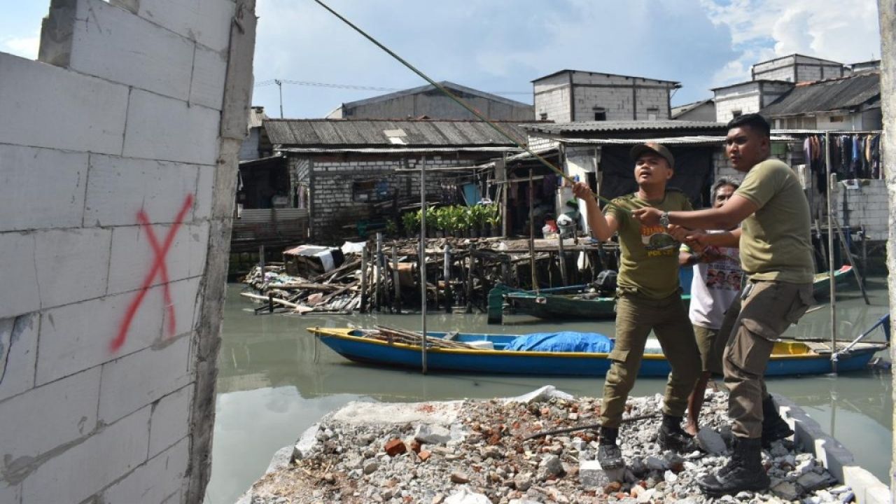 Satpol PP Surabaya Tertibkan Bangunan Liar di 200 Meter Awal Sungai Kalianak 